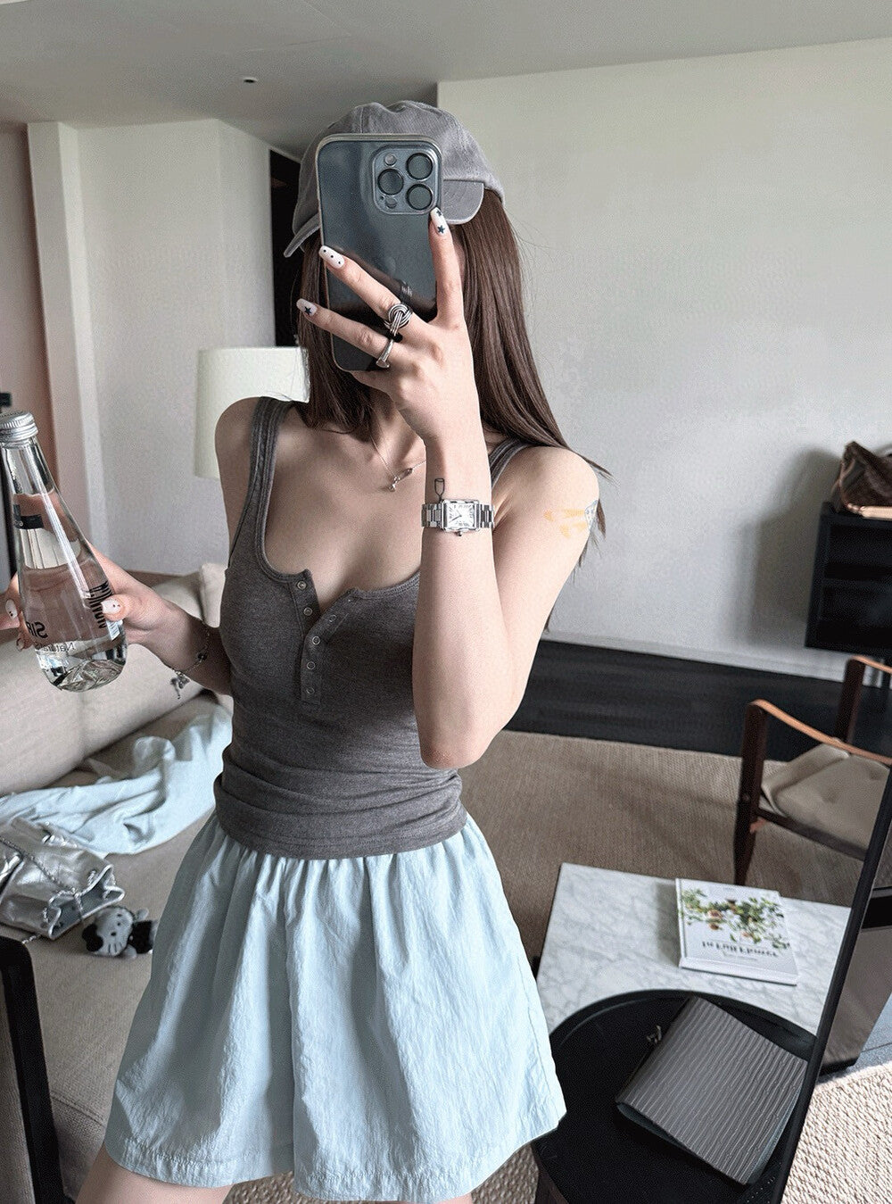 シンプルなストレッチスナップキャミソール