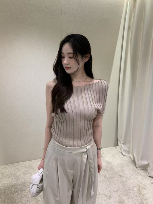 デザイン感のあるオフショルダーニットトップ
