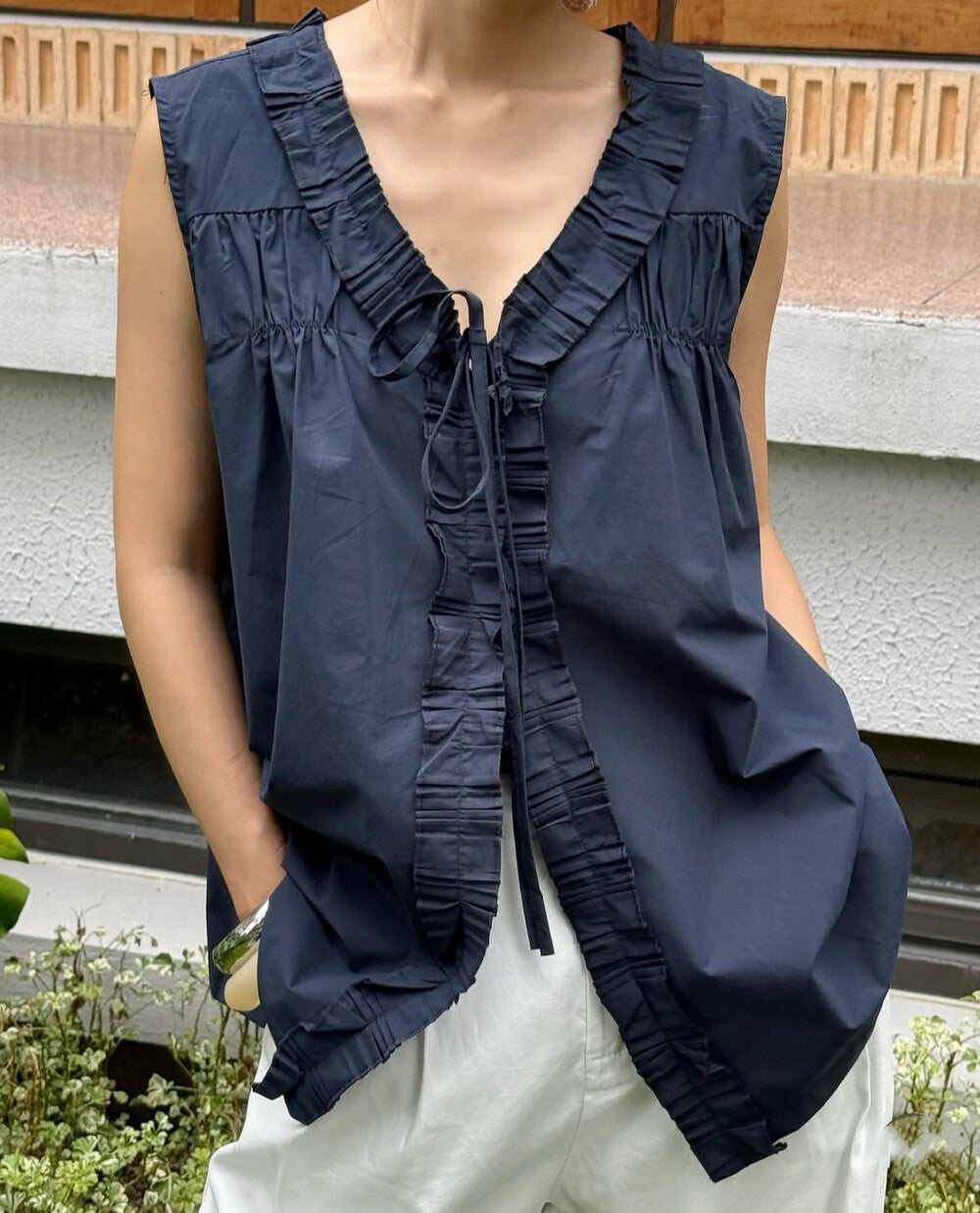 V領寬鬆木耳邊無袖恤衫