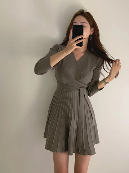 Vネックウエストシェーディングプリーツワンピース