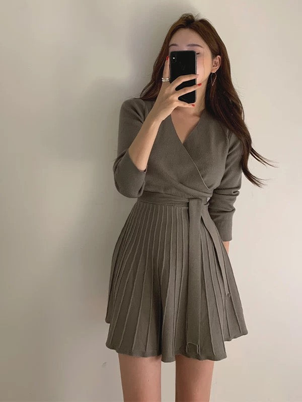 Vネックウエストシェーディングプリーツワンピース
