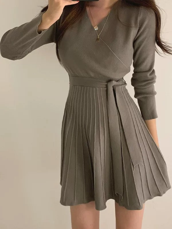 Vネックウエストシェーディングプリーツワンピース