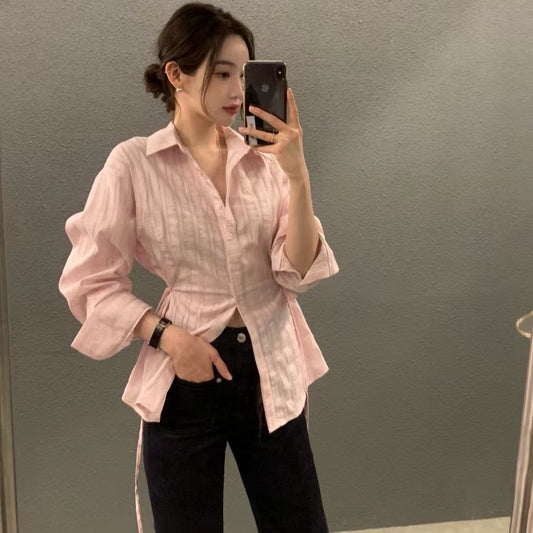 デザイン感のあるストライプの紐付きスリムシャツ