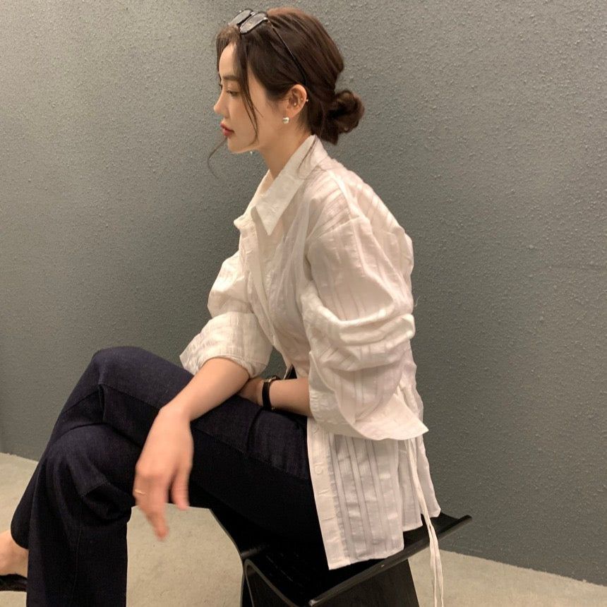 デザイン感のあるストライプの紐付きスリムシャツ