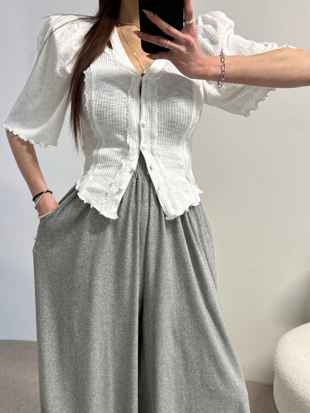 レースVネックシングルボタンブラウス