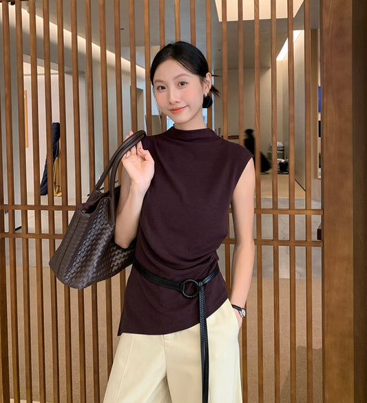 高級感のあるハイネックニットベスト