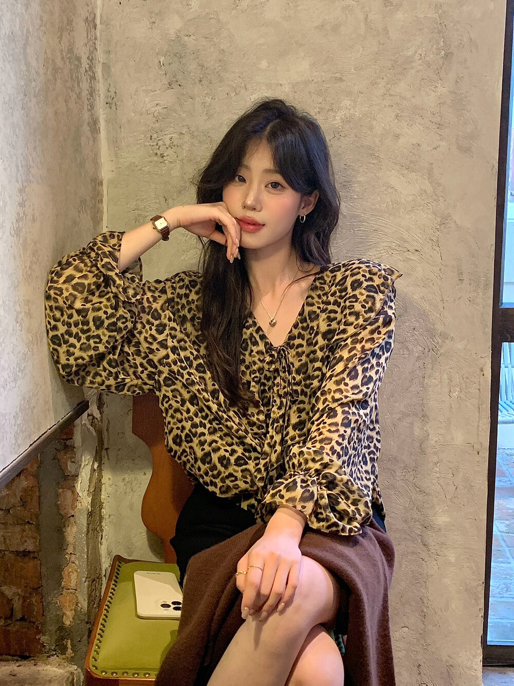 リラックス感のあるヒョウ柄フリルブラウス