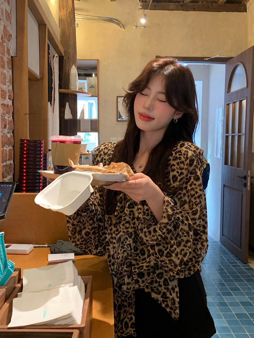 リラックス感のあるヒョウ柄フリルブラウス