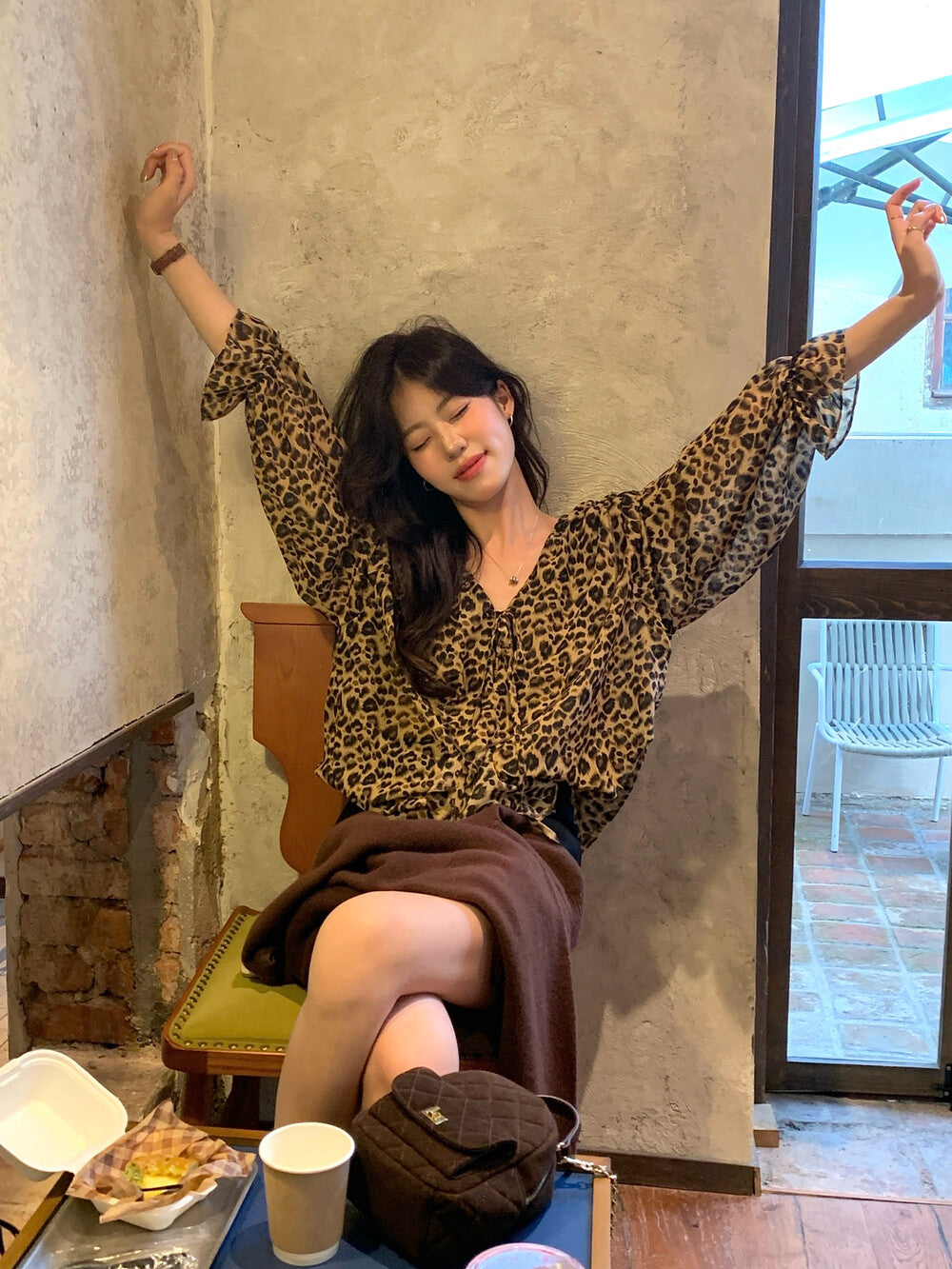 リラックス感のあるヒョウ柄フリルブラウス