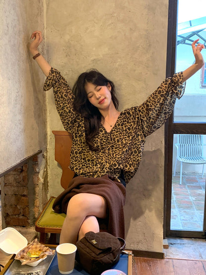 リラックス感のあるヒョウ柄フリルブラウス