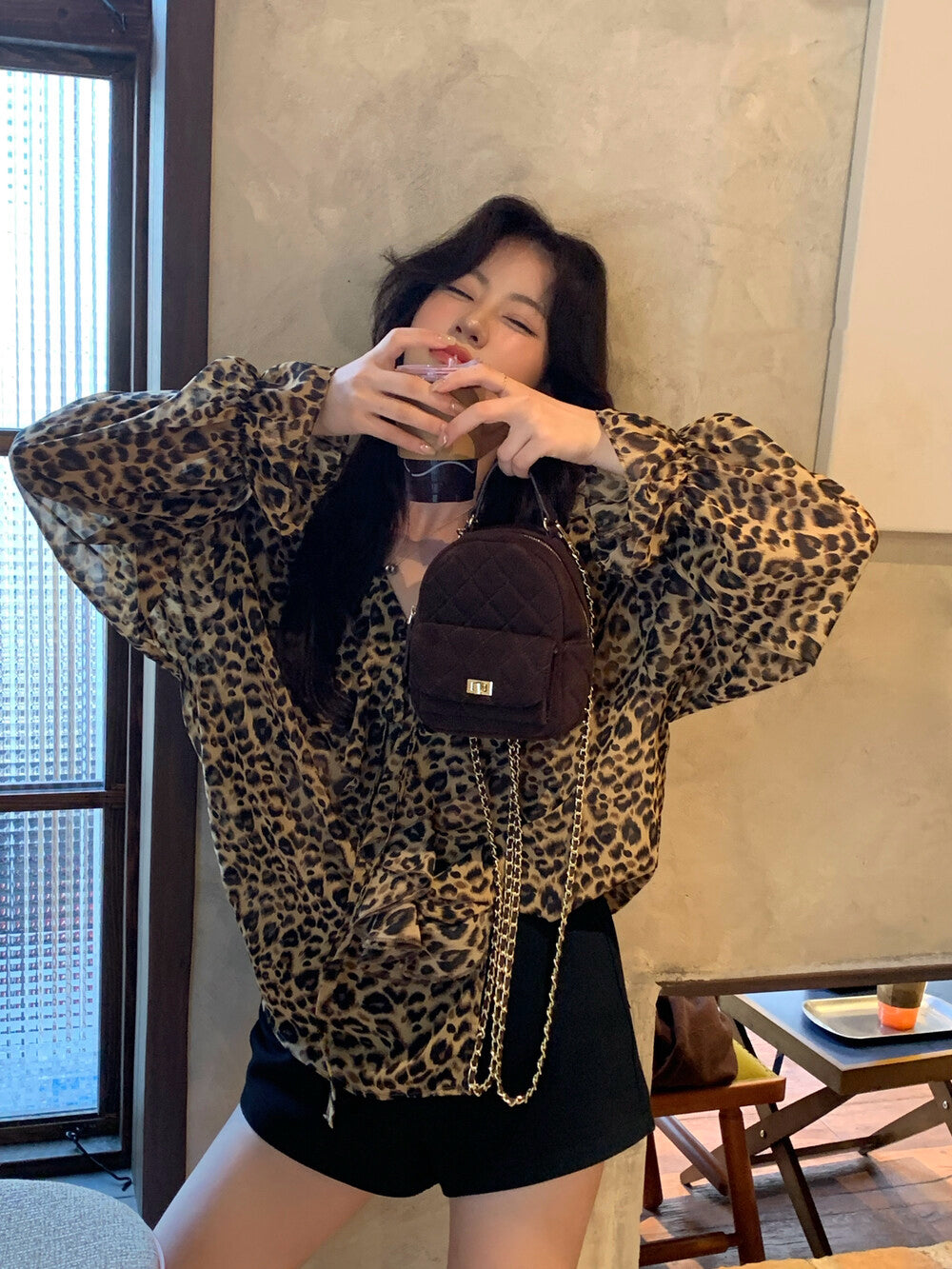 リラックス感のあるヒョウ柄フリルブラウス