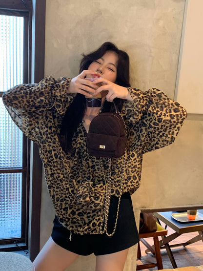 リラックス感のあるヒョウ柄フリルブラウス