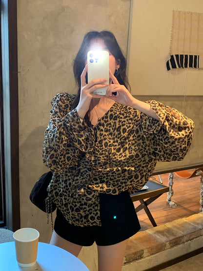 リラックス感のあるヒョウ柄フリルブラウス