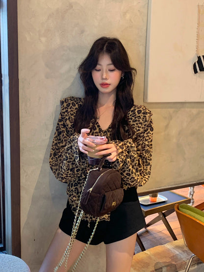 リラックス感のあるヒョウ柄フリルブラウス