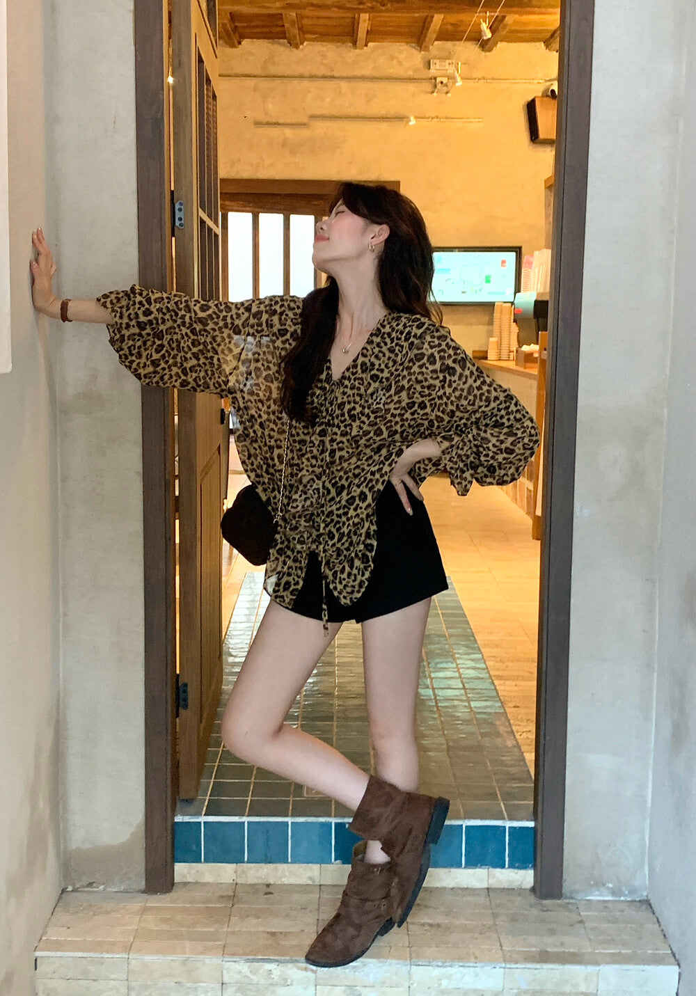 リラックス感のあるヒョウ柄フリルブラウス