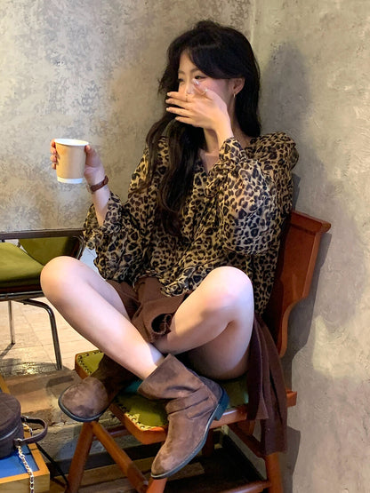 リラックス感のあるヒョウ柄フリルブラウス