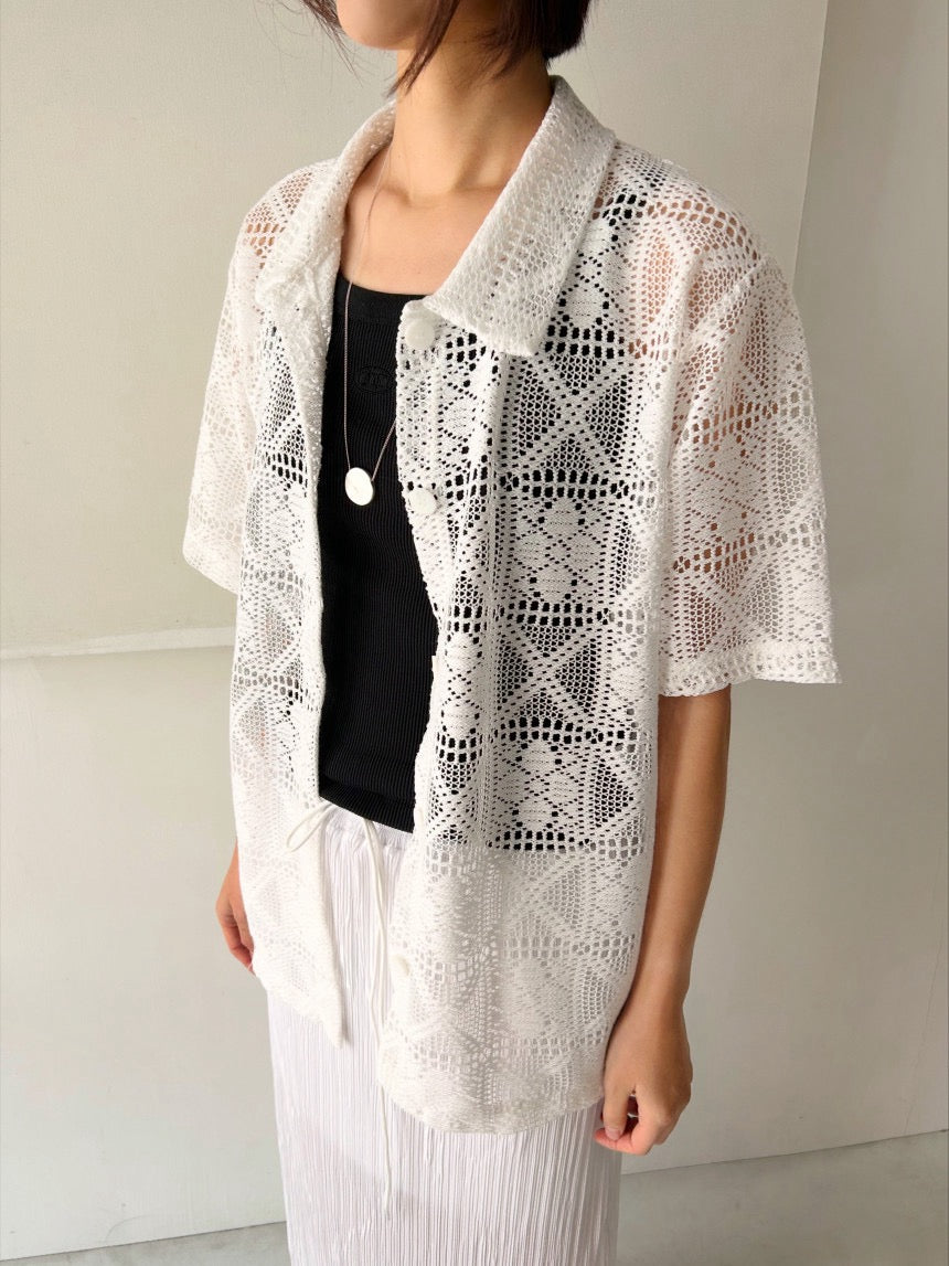 レース編みのブロークントップス