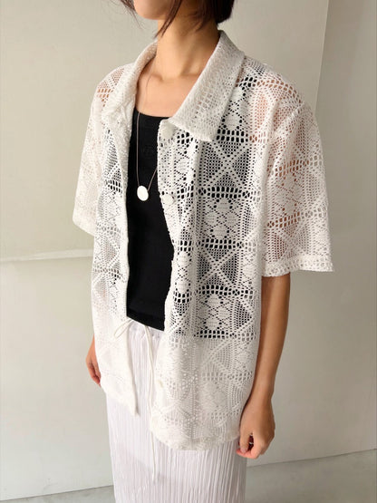 レース編みのブロークントップス