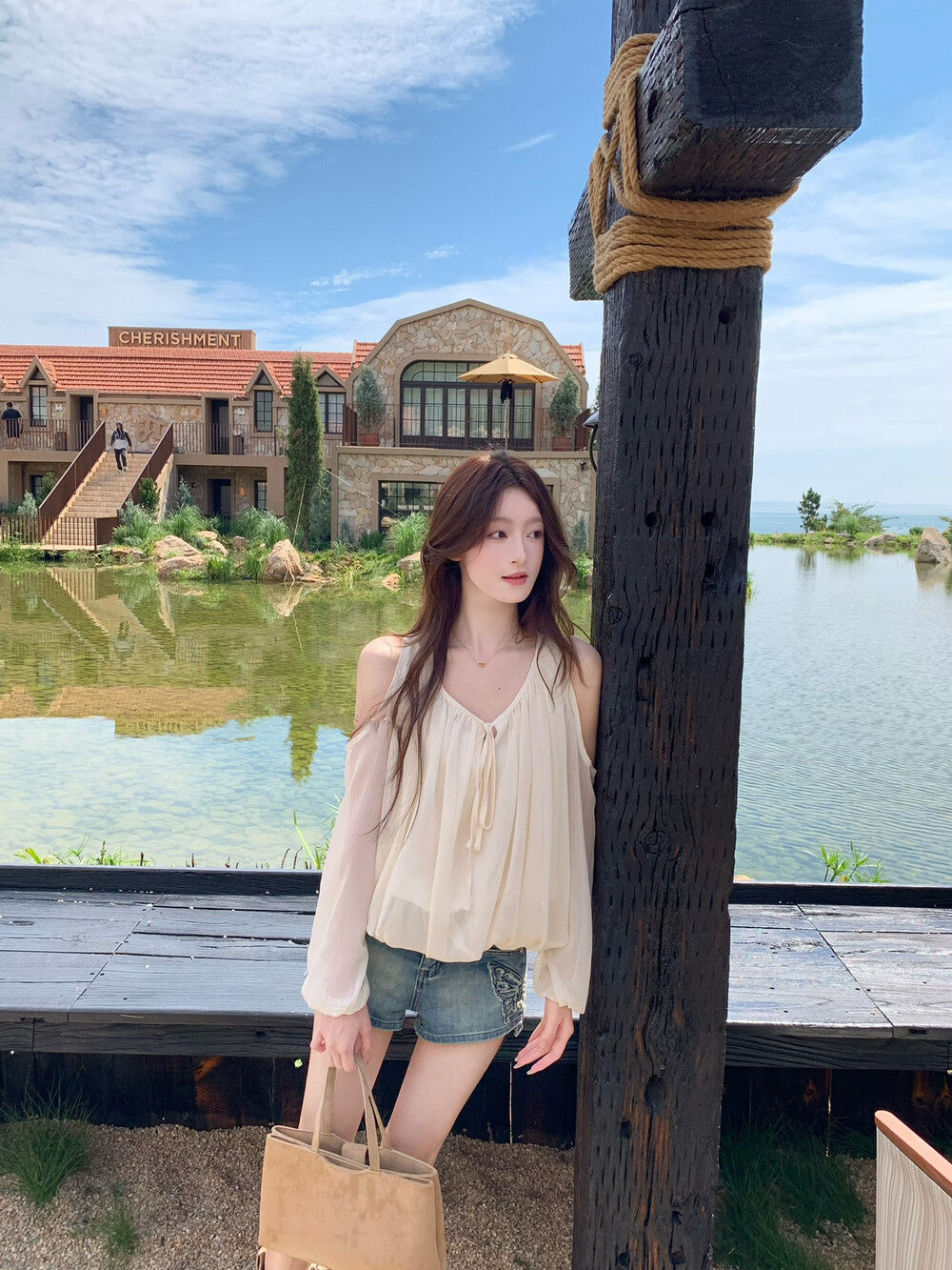 領口綁帶露肩花苞恤衫