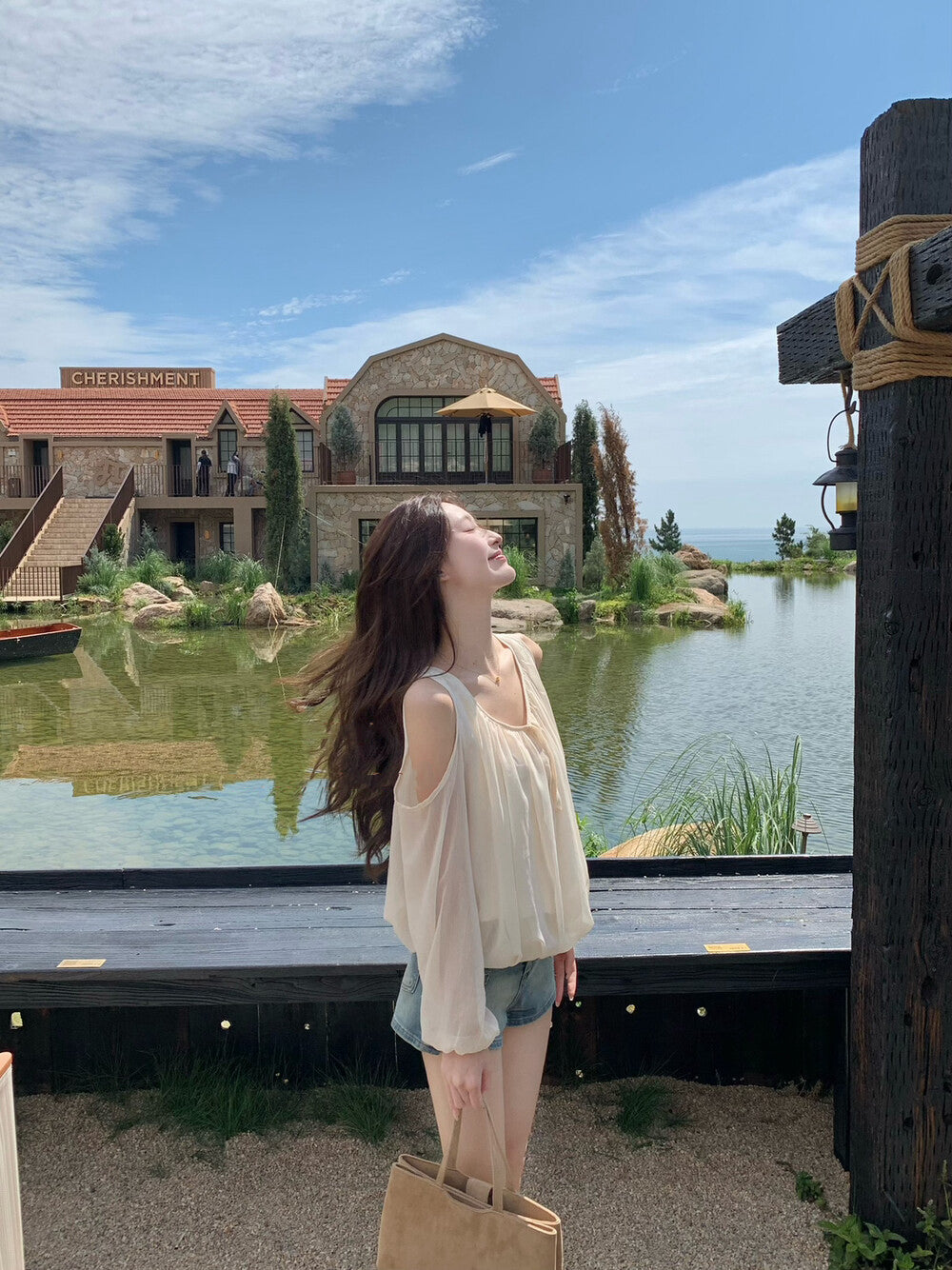 領口綁帶露肩花苞恤衫