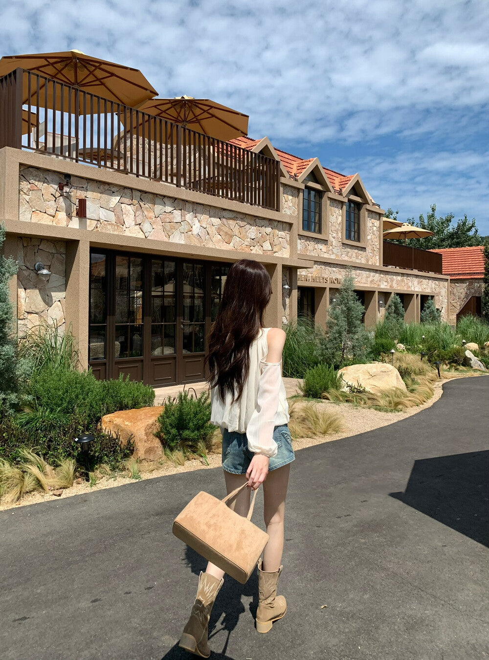 領口綁帶露肩花苞恤衫