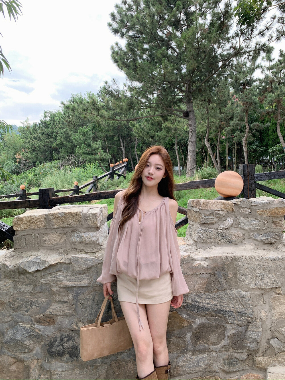 領口綁帶露肩花苞恤衫