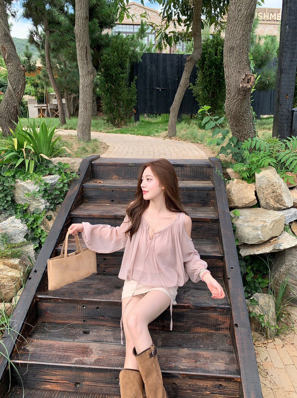 領口綁帶露肩花苞恤衫