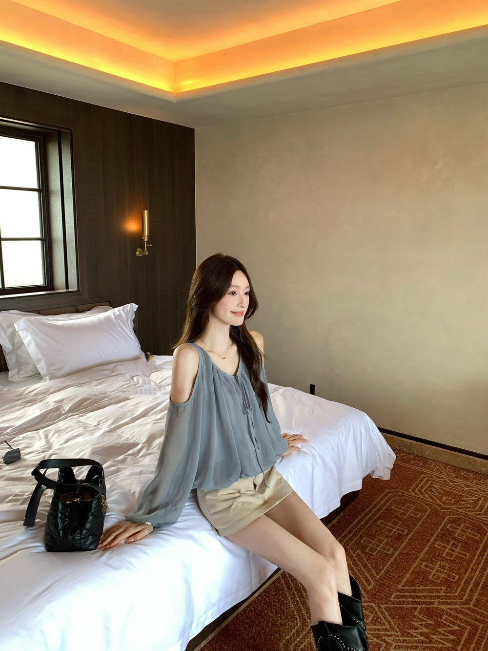 領口綁帶露肩花苞恤衫