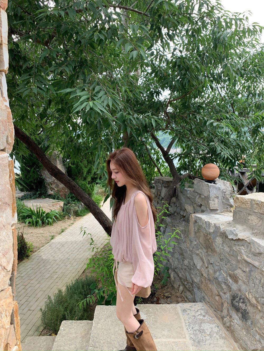 領口綁帶露肩花苞恤衫