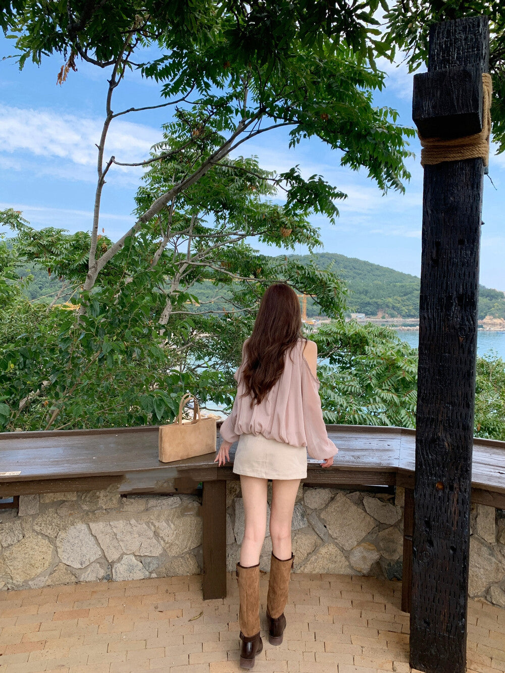 領口綁帶露肩花苞恤衫