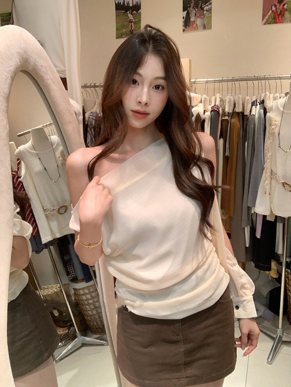 斜め肩のワンショルダーデザインシャツ