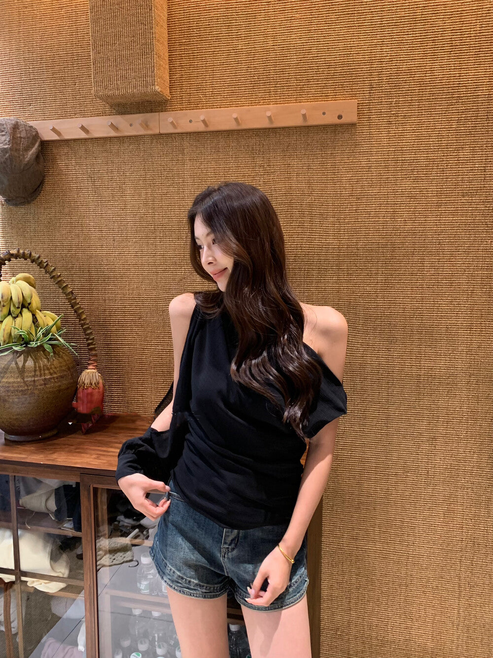 斜め肩のワンショルダーデザインシャツ