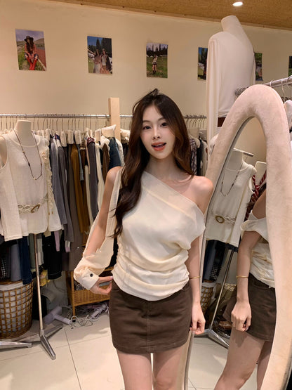 斜め肩のワンショルダーデザインシャツ