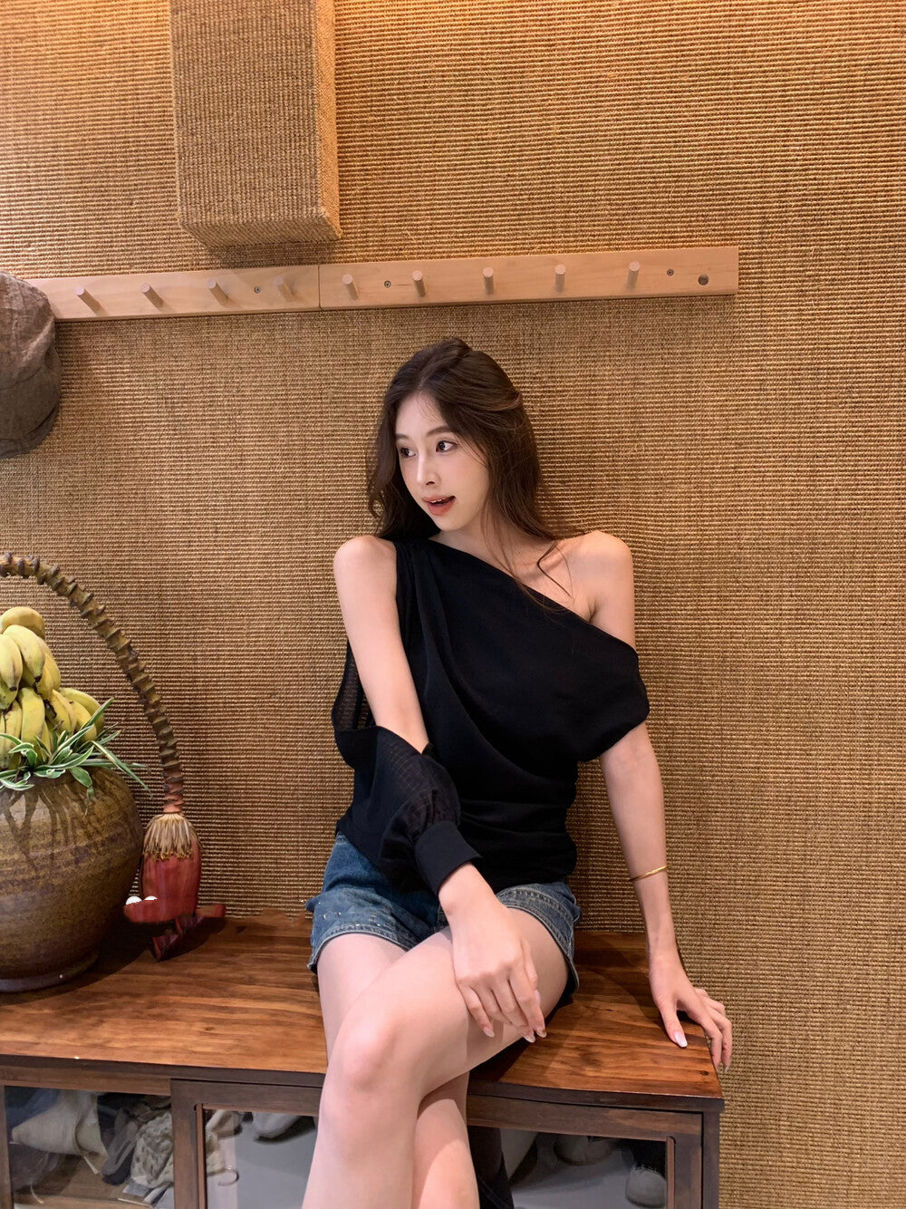 斜め肩のワンショルダーデザインシャツ