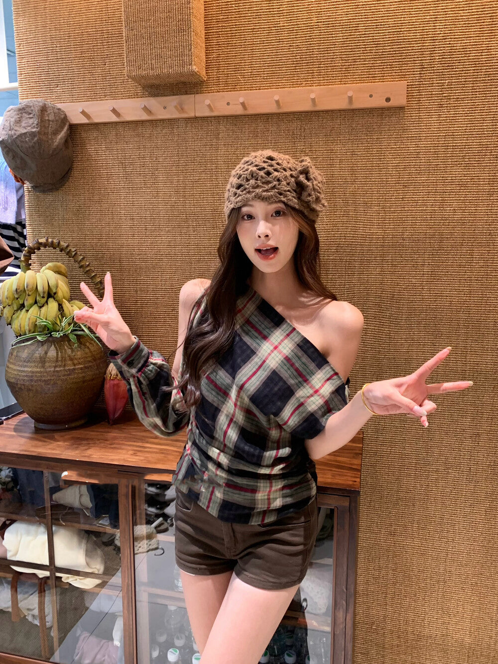 斜め肩のワンショルダーデザインシャツ