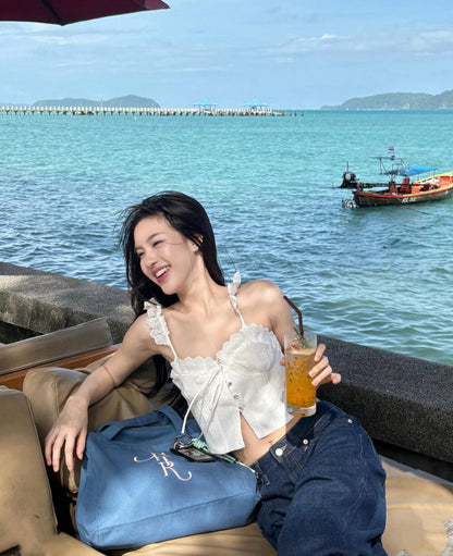 レース縁取りの紐付きデザインキャミソール