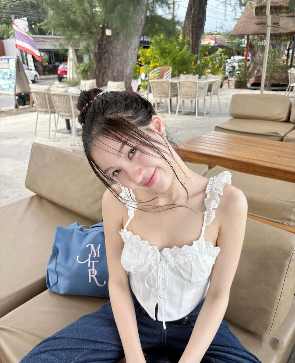 レース縁取りの紐付きデザインキャミソール