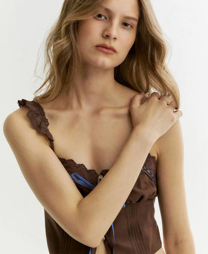 レース縁取りの紐付きデザインキャミソール