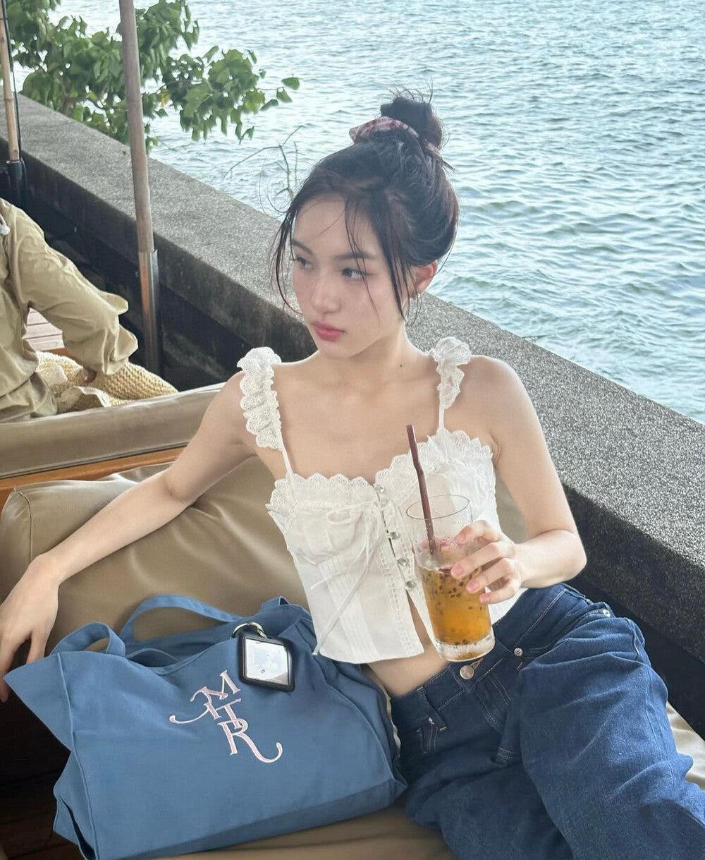 レース縁取りの紐付きデザインキャミソール