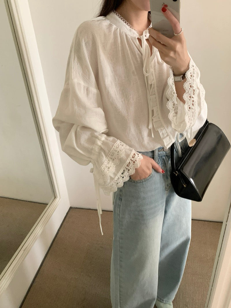 系帶鉤花拼接喇叭袖恤衫