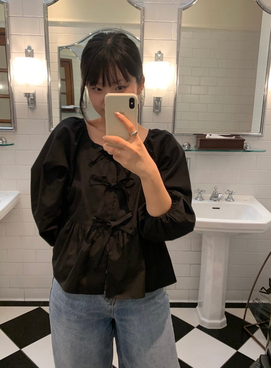 デザイン感のあるレースアップ長袖シャツ