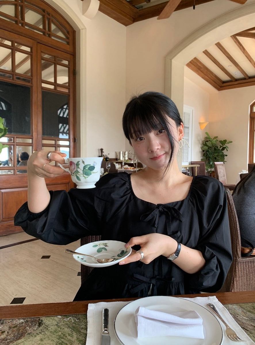 デザイン感のあるレースアップ長袖シャツ