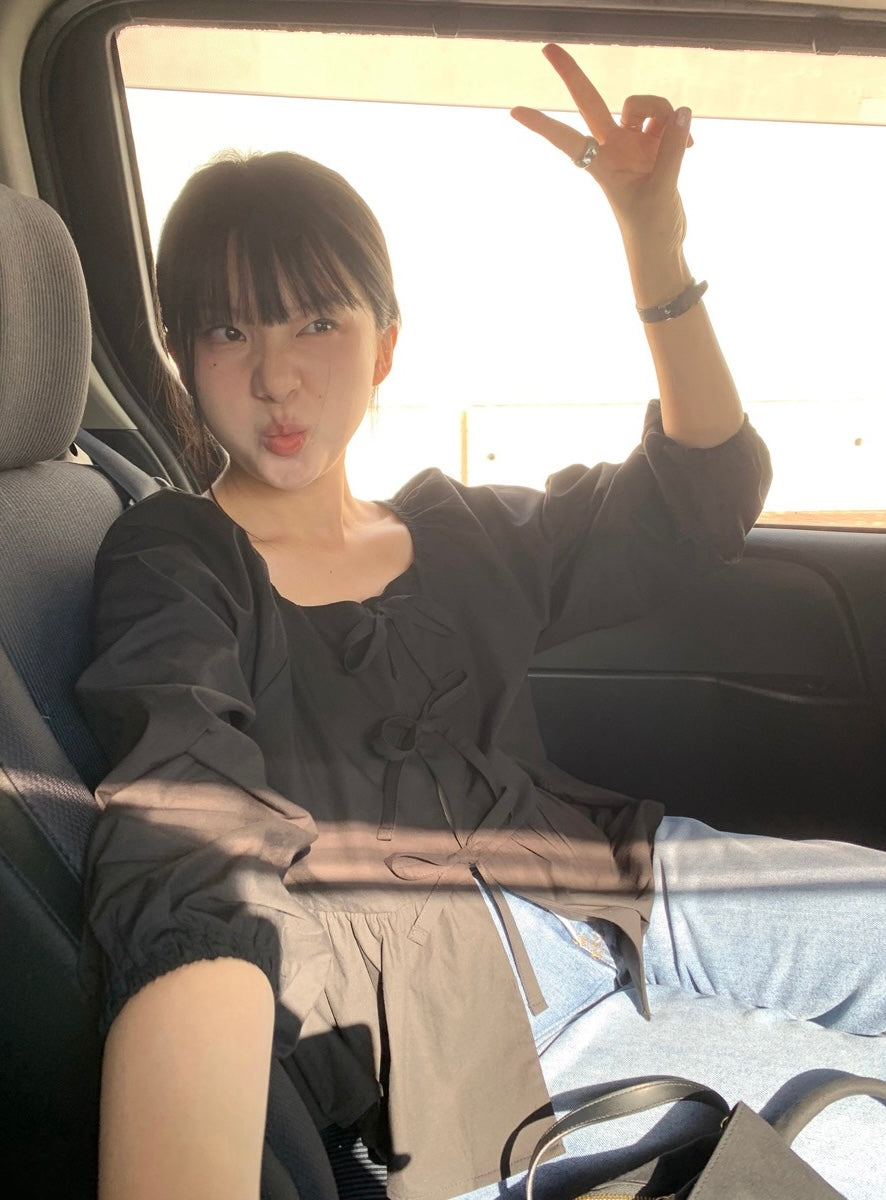 デザイン感のあるレースアップ長袖シャツ