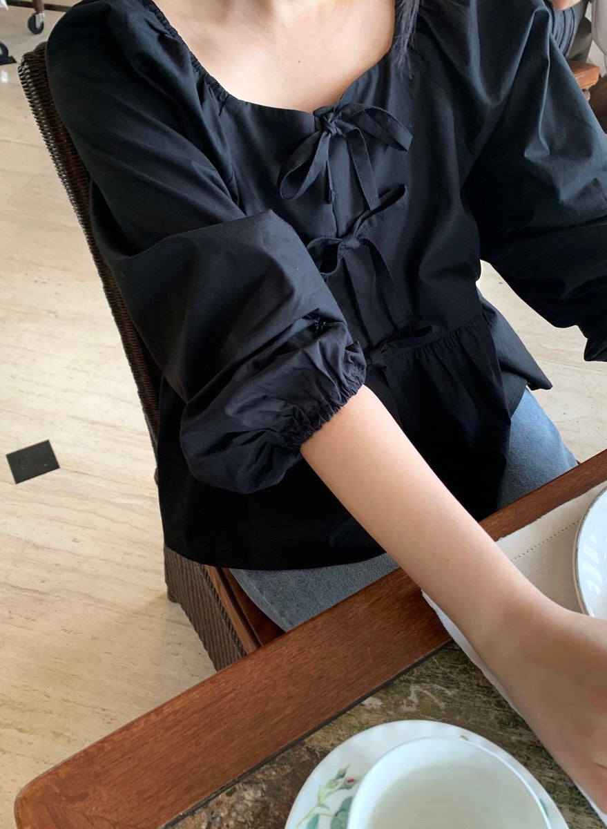 デザイン感のあるレースアップ長袖シャツ