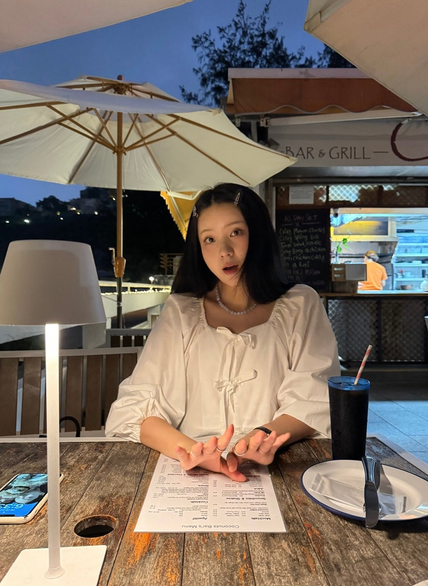 デザイン感のあるレースアップ長袖シャツ