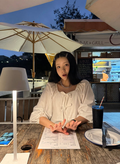 デザイン感のあるレースアップ長袖シャツ