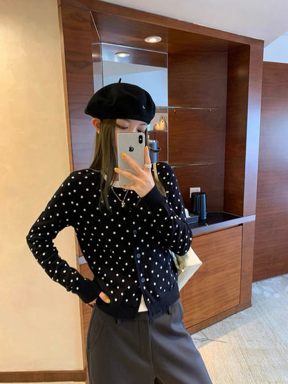 ソフトでドット柄の配色切り替えフェイクレイヤードニット