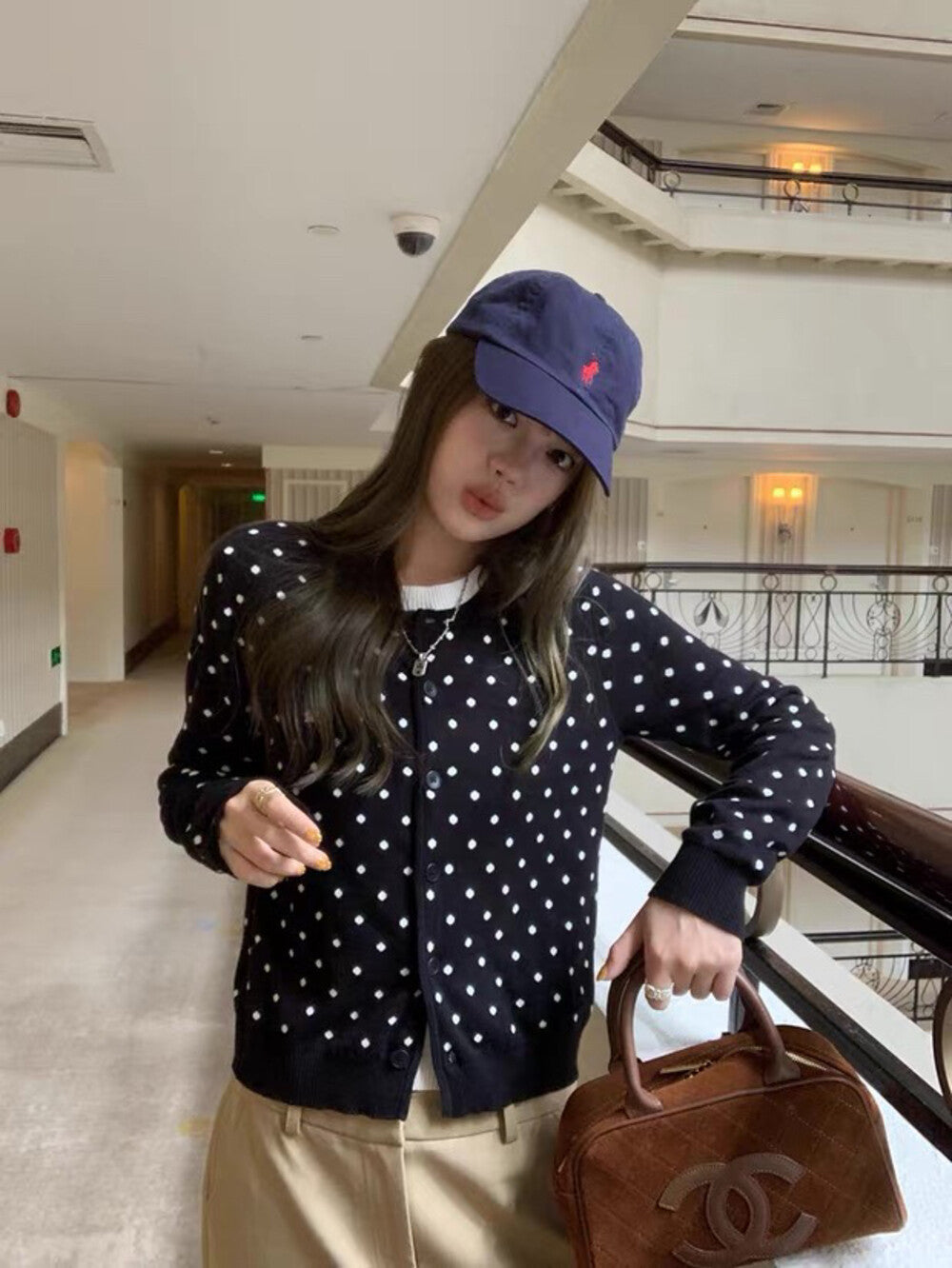 ソフトでドット柄の配色切り替えフェイクレイヤードニット