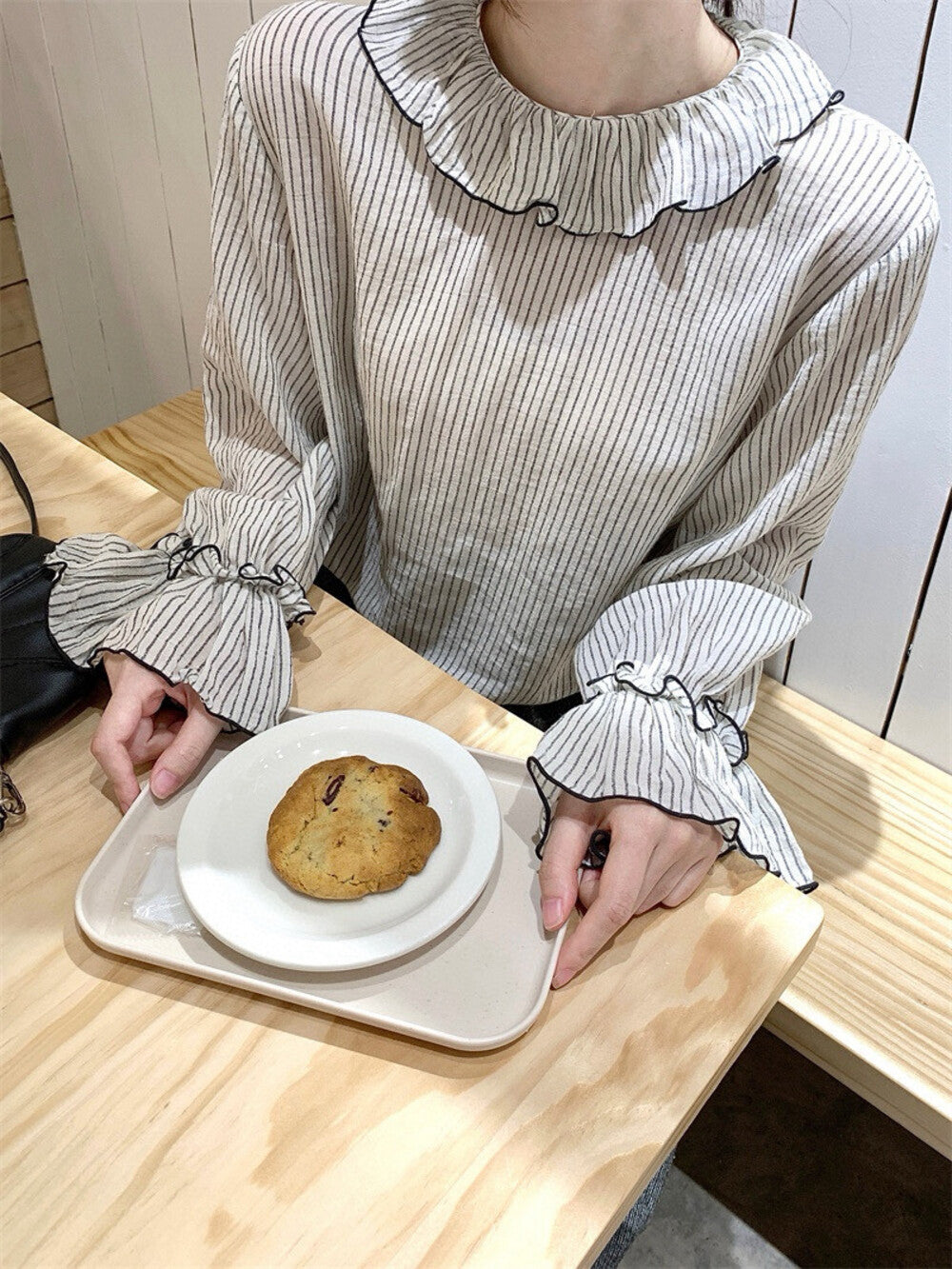 條紋荷葉領喇叭袖恤衫