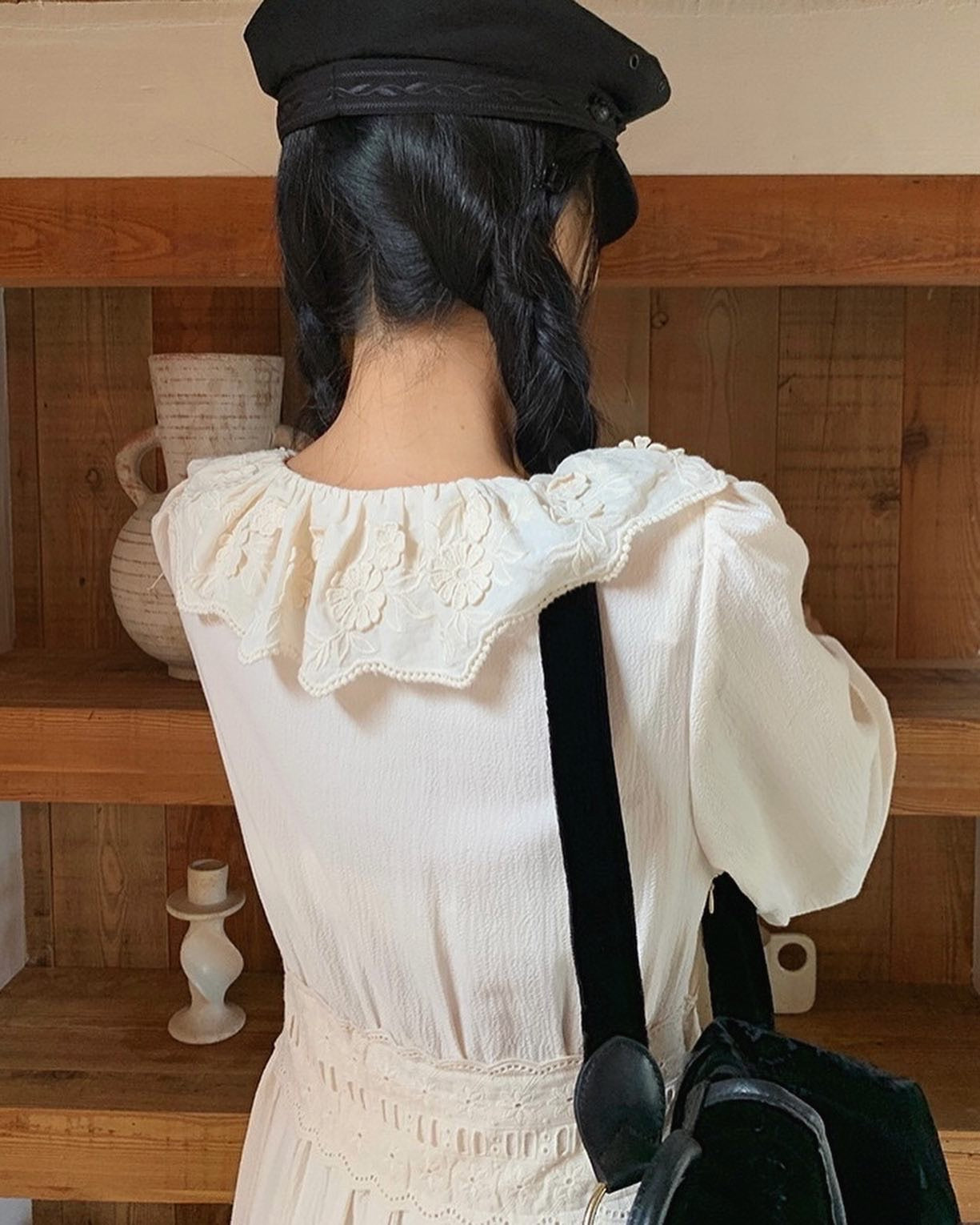 レース襟付きロングドレス